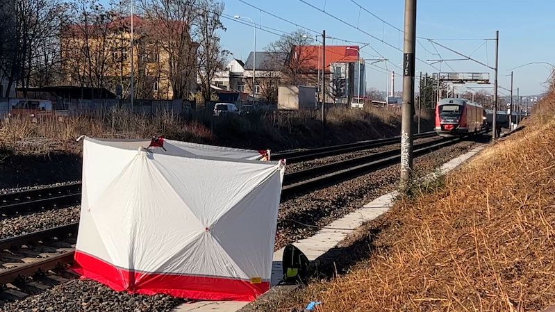 Vlak v Praze srazil 14letého chlapce, na místě zemřel